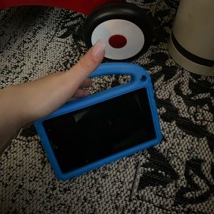 Amazon 7 inch tablet with Alexa comes with case protector blue used.